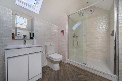 Ensuite bed 1.jpg