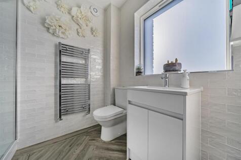 Ensuite - Bed 2.jpg
