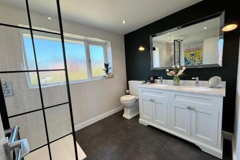 TB En suite.jpg