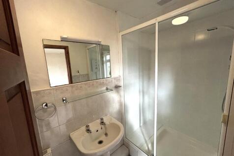 Ensuite to Bed 5.jpeg