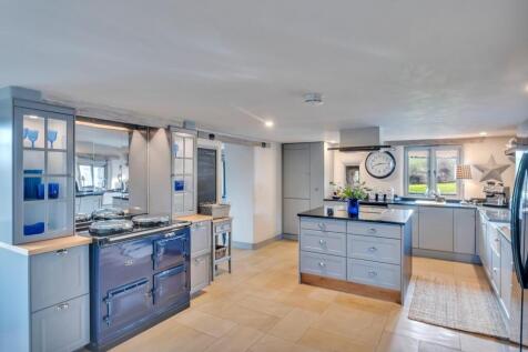 Kitchen 2.jpg