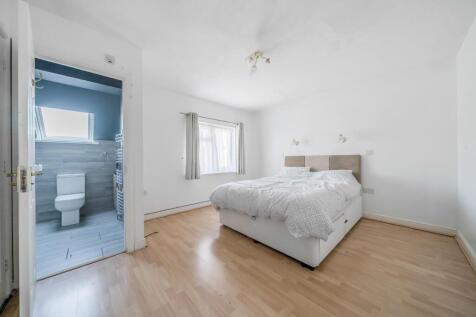 Bedroom 1.jpg