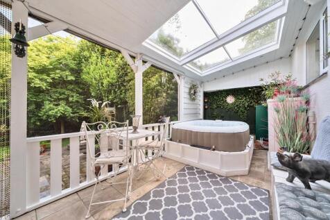 Rear Entertaining Area.jpg