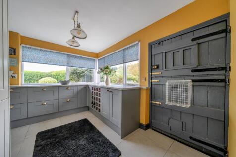 Kitchen with stable door.jpg