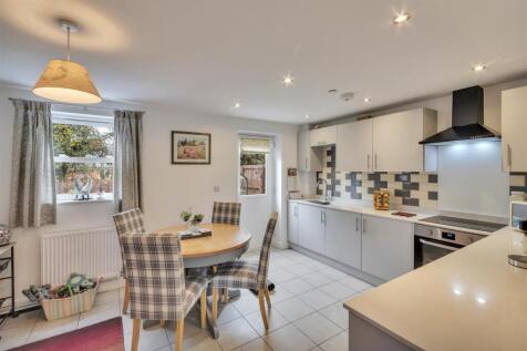 Kitchen Diner Area.jpg