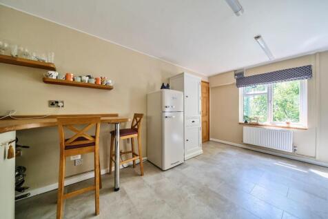 Kitchen with breakfast bar.jpg