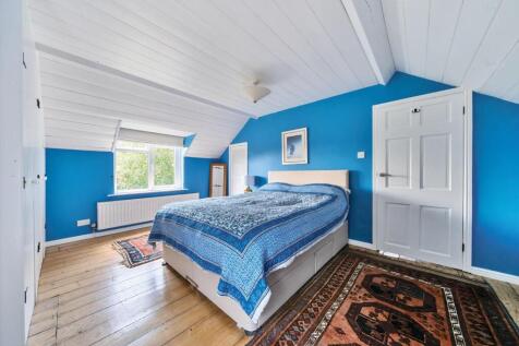 Bedroom 1.jpg