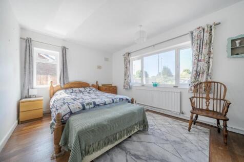 Bedroom 1.jpg