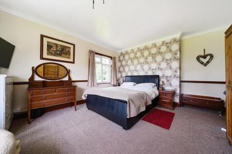 Bedroom 1.jpg