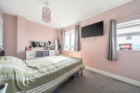 Bedroom 1.jpg