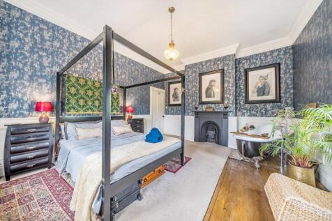 Bedroom 1.jpg