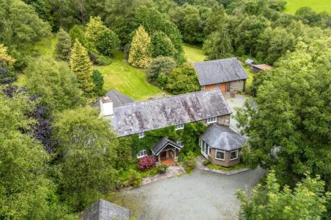 Elevated property with outbuilding.jpg