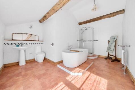 Bed 1 Ensuite.jpg
