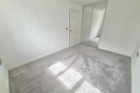Bed 1 wardrobes.jpg