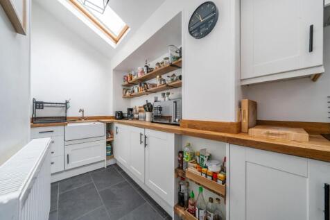 Kitchen 2.jpg
