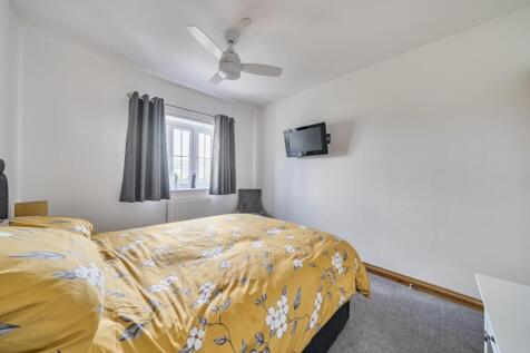 Bedroom 1.jpg