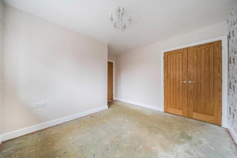 Bedroom 2 wardrobes.jpg
