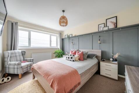Bedroom 1.jpg