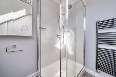 Bedroom 1 ensuite shower.jpg