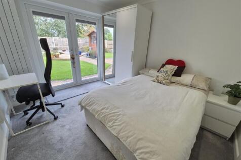 Bed 4.jpg