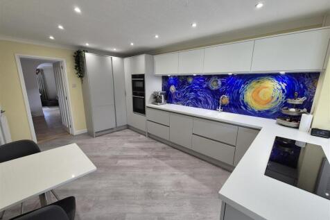 Kitchen 2.jpg