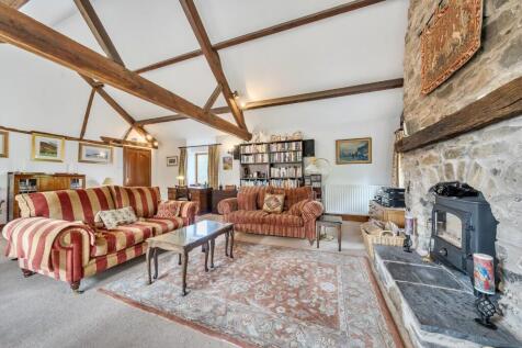 First floor reception room seating.jpg