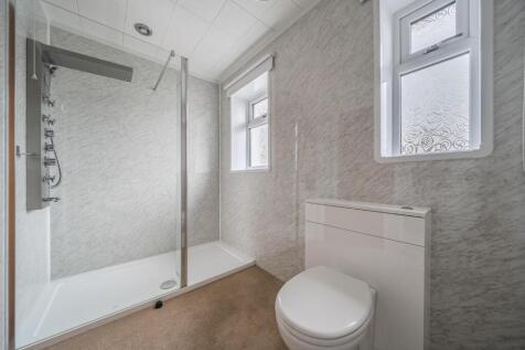 Bathroom with shower.jpg