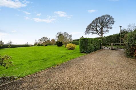 Gravelled area with garden.jpg