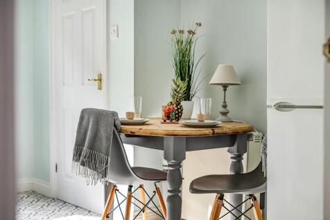 Kitchen seating area.jpg