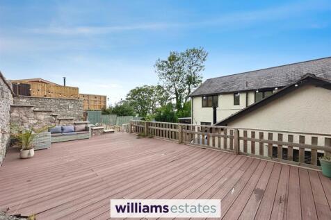 Rear Decked Area
