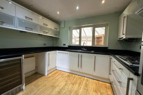 FITTED KITCHEN
