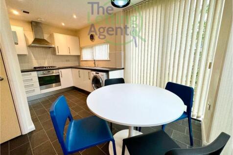 Kitchen / Dining Area