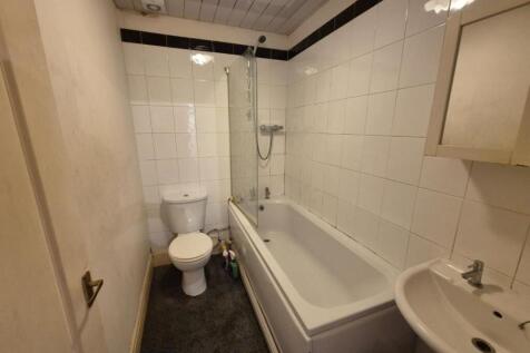 Vacant Flat Bathroom