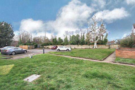 Communal Garden/ Parking Bays