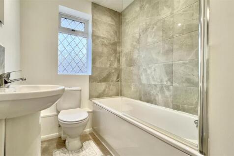 Family Bathroom / WC