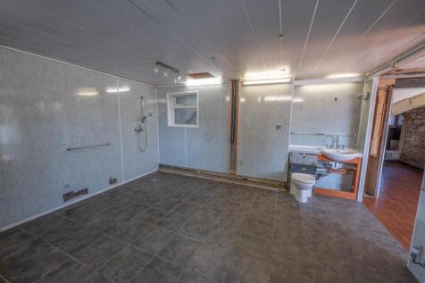 4_Bathroom_1_resize.jpg
