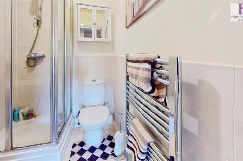 EN-SUITE SHOWER ROOM