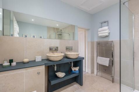 Carlbury House Bedroom 1-4.jpg