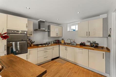 3_Cowling_Court_34.jpg