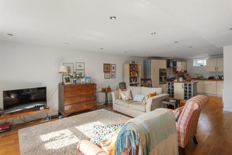 3_Cowling_Court_25.jpg