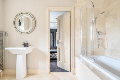 Jack and Jill Bathroom Bedroom 4 and 5