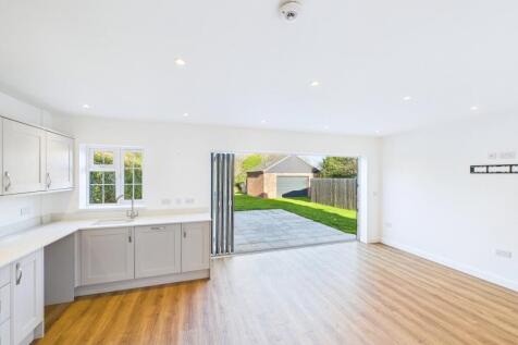 CAM01909G0-PR0427-STILL022