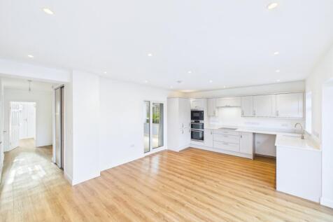 CAM01909G0-PR0427-STILL024