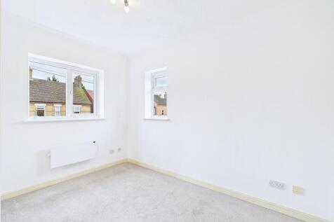 CAM01909G0-PR0413-STILL011