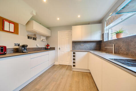 1370654-4-68f0cc4...