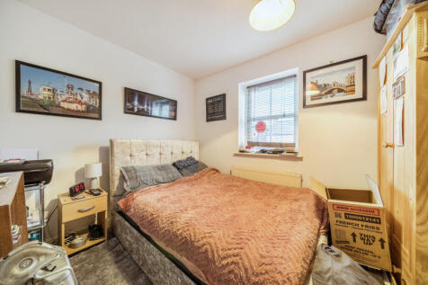 1381249-5-691343b...