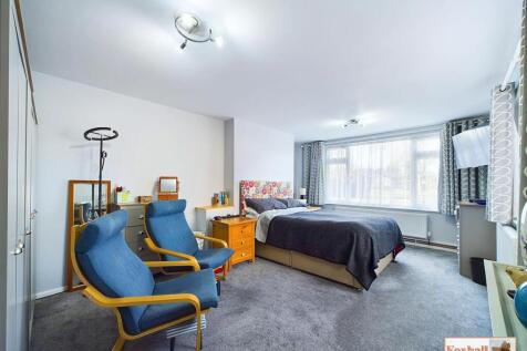 Bedroom One / Lounge