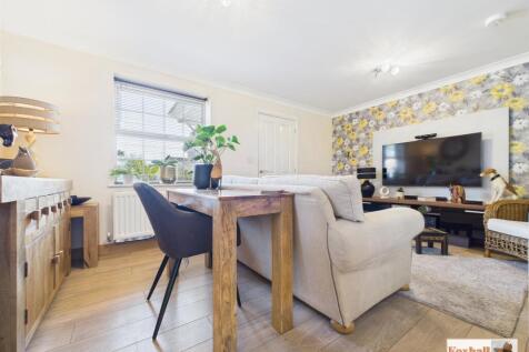 Lounge/Dining Area