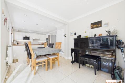 Kitchen / Dining Area