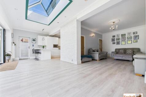 Living / Dining Area